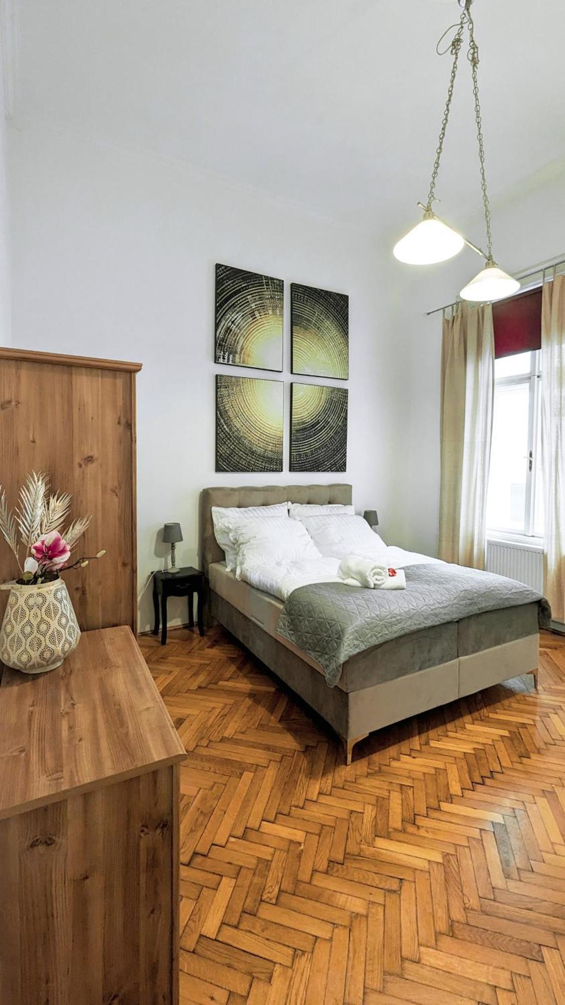 Heart Of The City, Entire Very Big Apartment Budapeste Exterior foto